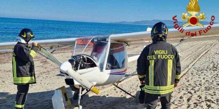 Atterraggio di emergenza di un ultraleggero sulla spiaggia di Platamona