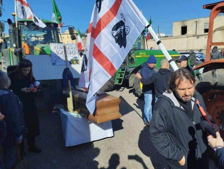 Protesta trattori, blocco in porti sardi almeno sino a giovedì