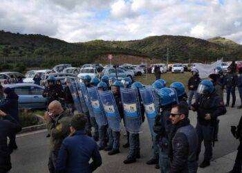 Domusnovas, sit-in davanti alla fabbrica delle armi: “Stop al genocidio a Gaza”