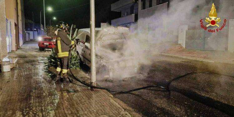 Auto in fiamme a Nuoro, intervento dei Vigili del Fuoco