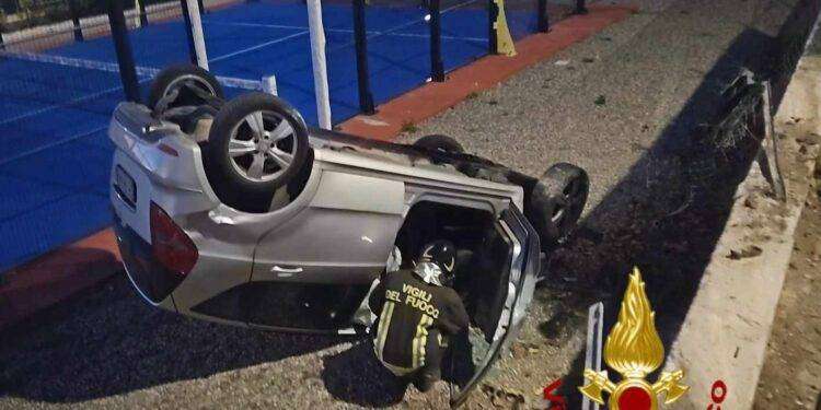 Olbia, auto finisce fuori strada a Pittulongu: un ferito