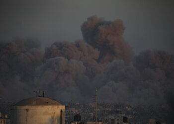 Palazzo Mezzaluna Rossa a Khan Yunis circondato dai tank