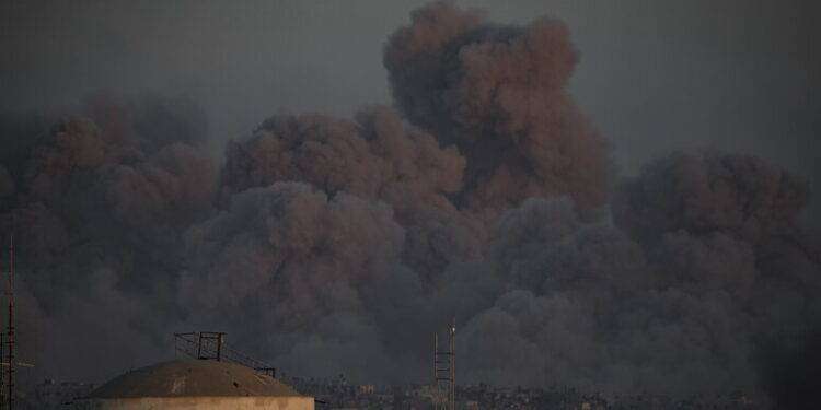 Palazzo Mezzaluna Rossa a Khan Yunis circondato dai tank