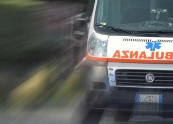 Attraversa binari con scooter e muore travolto da treno: vittima è un rider 50enne