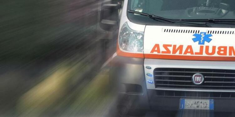 Attraversa binari con scooter e muore travolto da treno: vittima è un rider 50enne