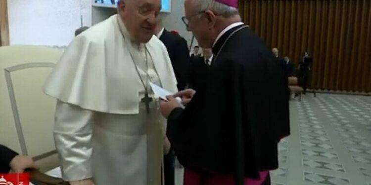 Segretario Cei Baturi consegna una lettera di Zuncheddu al Papa