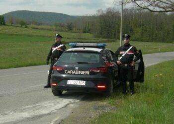 Getta sacchi di rifiuti per strada, incastrato dalle bollette