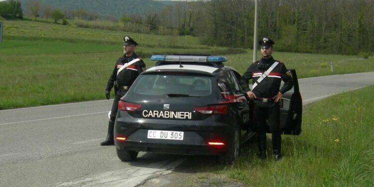 Getta sacchi di rifiuti per strada, incastrato dalle bollette