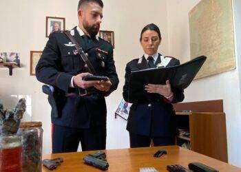 Un arsenale con armi e bombe a mano nell’azienda agricola