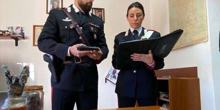 Un arsenale con armi e bombe a mano nell’azienda agricola