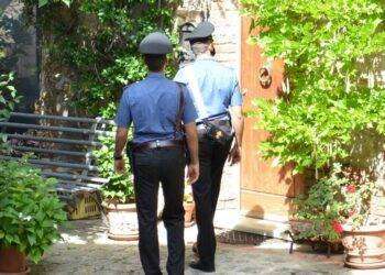 Minaccia il padre con un coltello, 21enne arrestato a Sorso