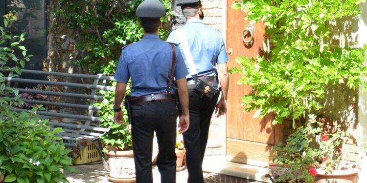 Minaccia il padre con un coltello, 21enne arrestato a Sorso