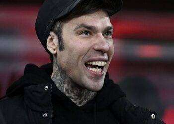 Fedez si scaglia contro un hater, ma mostra la foto sbagliata e rischia la querela