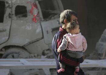 Gaza, bombe su ospedali a Khan Yunis e Deir al-Balah: è genocidio