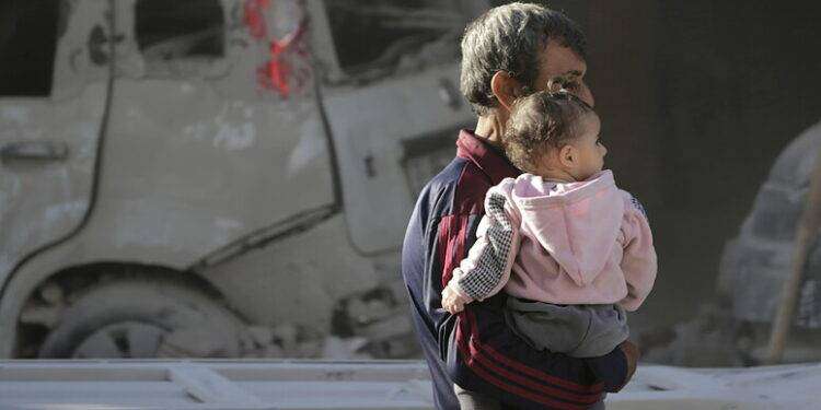 Gaza, bombe su ospedali a Khan Yunis e Deir al-Balah: è genocidio