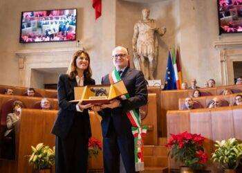 Gualtieri consegna la Lupa capitolina a Paola Cortellesi