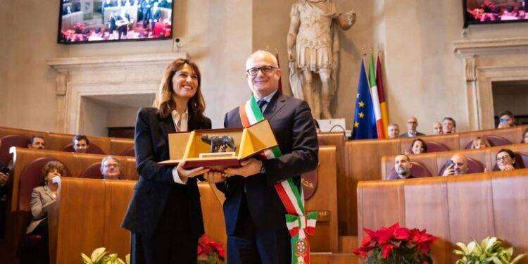 Gualtieri consegna la Lupa capitolina a Paola Cortellesi