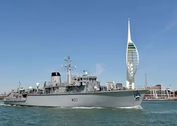 Due navi da guerra inglesi si scontrano nel Bahrain