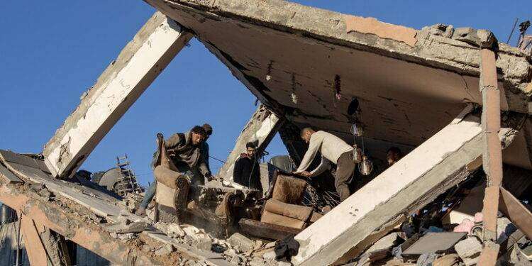 Il regime sanguinario israeliano uccide altri due giornalisti a Khan Yunis