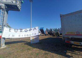 Agricoltori tentano stop A1 a Orte, intervento forze ordine