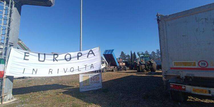 Agricoltori tentano stop A1 a Orte, intervento forze ordine