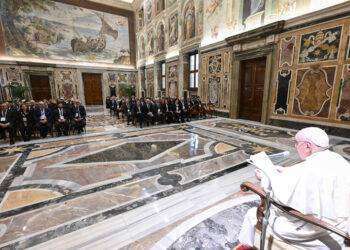 Il Papa: “Ho un problema, un po’ di bronchite”