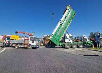 Protesta trattori a Orte, occupata rotatoria fuori dal casello