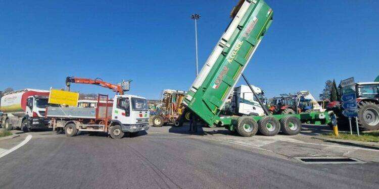 Protesta trattori a Orte, occupata rotatoria fuori dal casello
