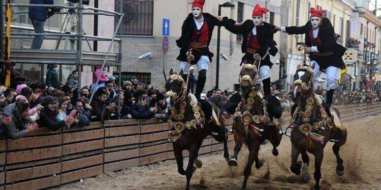 Sartiglia senza le 8 tribune, accesso libero a corsa pariglie