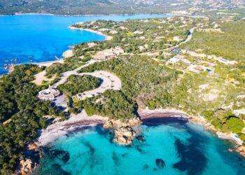 Un cordone a protezione delle dune sulla spiaggia di Capriccioli