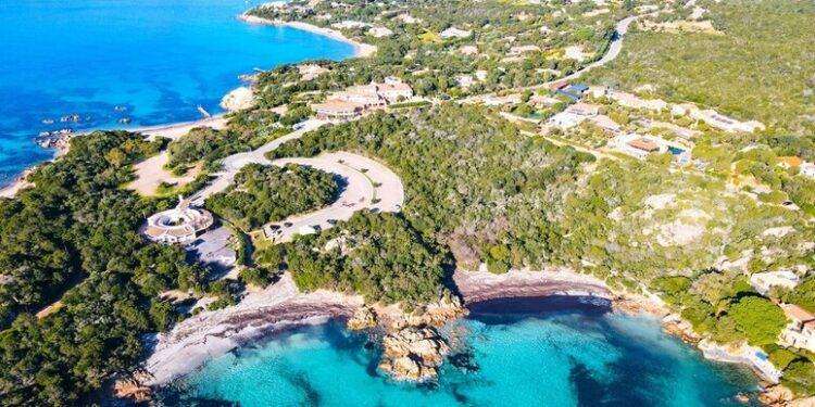 Un cordone a protezione delle dune sulla spiaggia di Capriccioli