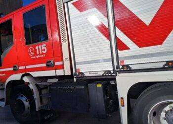 Fiamme nel garage di un palazzo, due intossicati ad Assemini