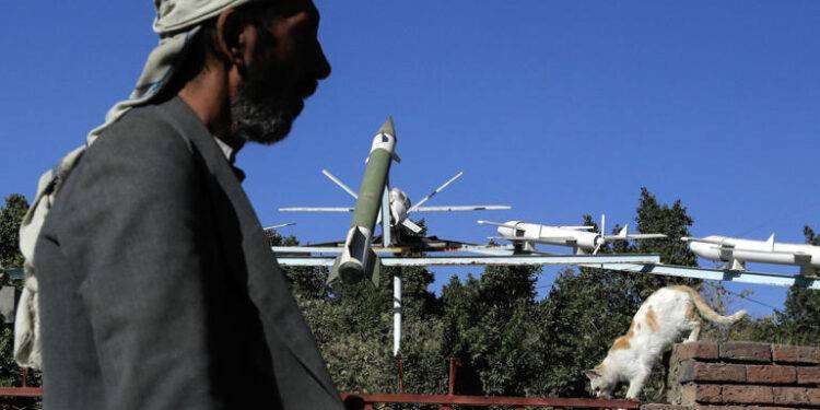 ‘Cargo greco colpito da un missile al largo dello Yemen’