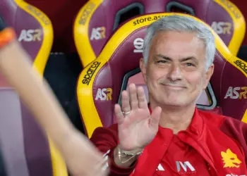 Calcio, la Roma esonera Mourinho