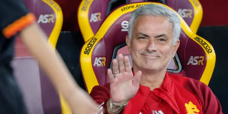 Calcio, la Roma esonera Mourinho