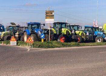 Protesta trattori, 50 mezzi davanti al porto di Oristano