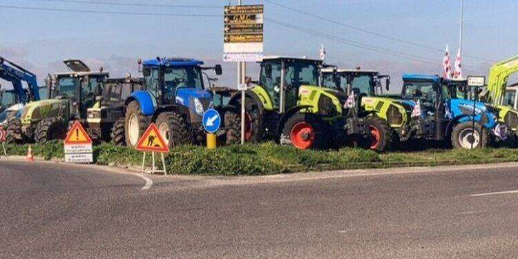 Protesta trattori, 50 mezzi davanti al porto di Oristano