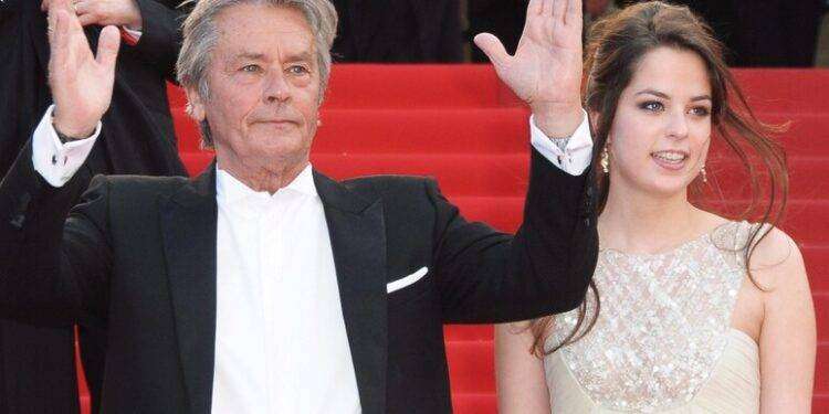 La compagna contro i figli di Alain Delon: “Lo stanno uccidendo”