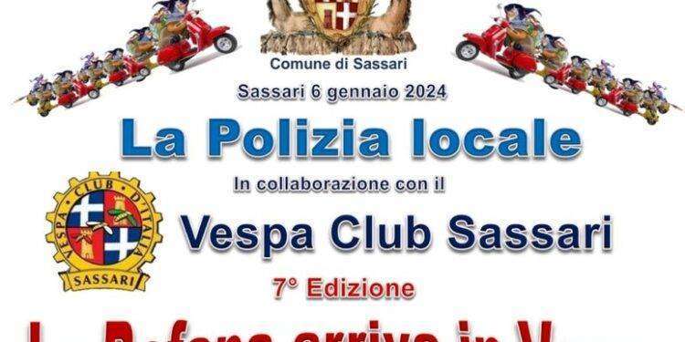 La polizia locale porta la Befana in Vespa a Sassari