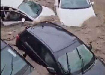 Il ciclone Belal si abbatte sulle Mauritius: le auto trascinate dalla corrente a Port Louis