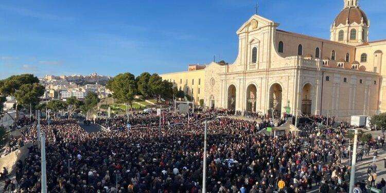Riva, oltre 35 mila persone davanti a Bonaria per funerale