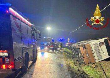 Bus finisce fuoristrada, oltre 30 feriti