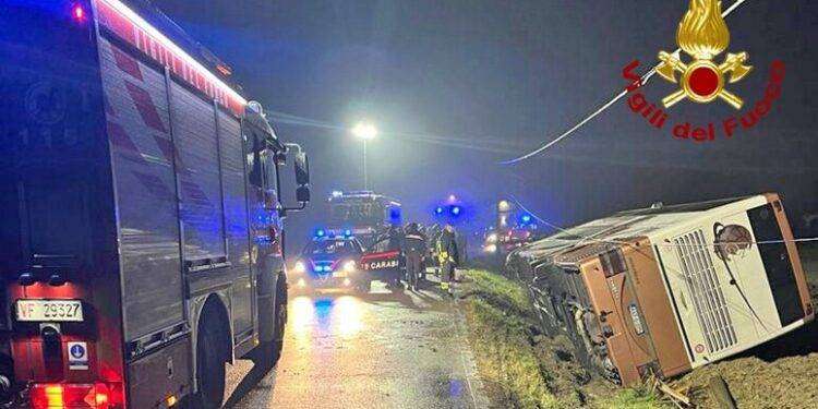 Bus finisce fuoristrada, oltre 30 feriti