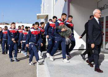 Gigi Riva, alla camera ardente folla di tifosi in fila. L’omaggio del Cagliari