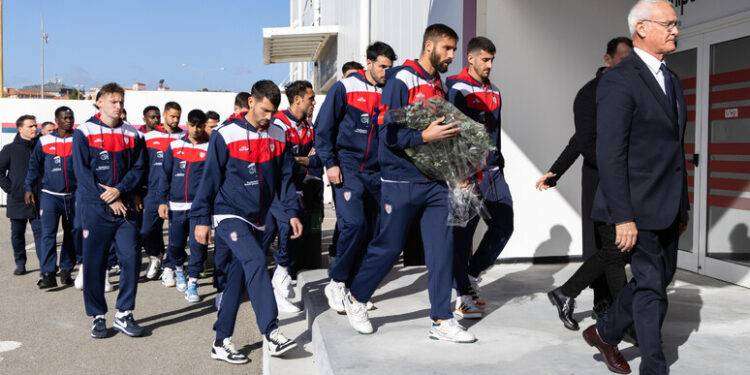 Gigi Riva, alla camera ardente folla di tifosi in fila. L’omaggio del Cagliari