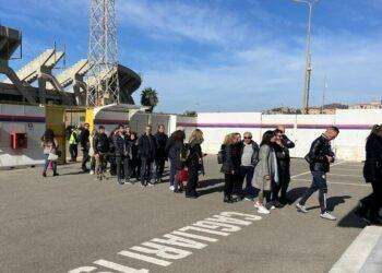 File di oltre 1 km per l’ultimo saluto a Gigi Riva alla camera ardente