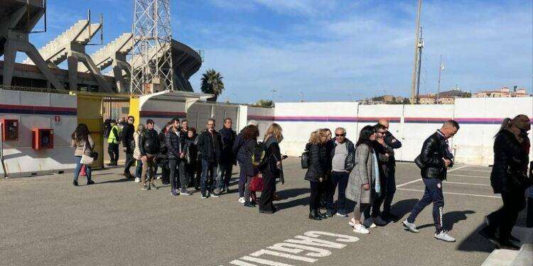 File di oltre 1 km per l’ultimo saluto a Gigi Riva alla camera ardente