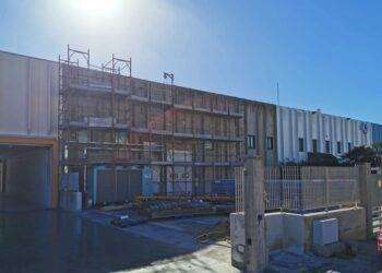 Cade dal tetto del capannone, grave un operaio a Oristano