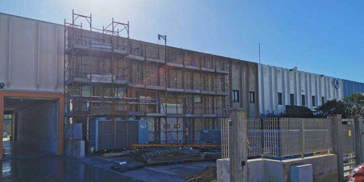 Cade dal tetto del capannone, grave un operaio a Oristano