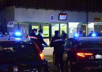 Sale su bus con una pistola e minaccia passeggeri a Cagliari